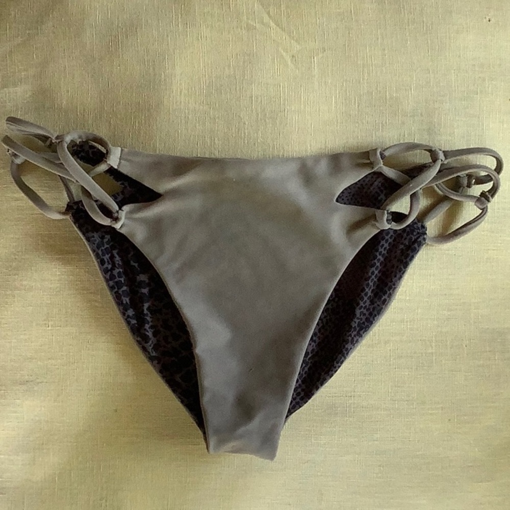 Acacia Nusa bottoms size Small